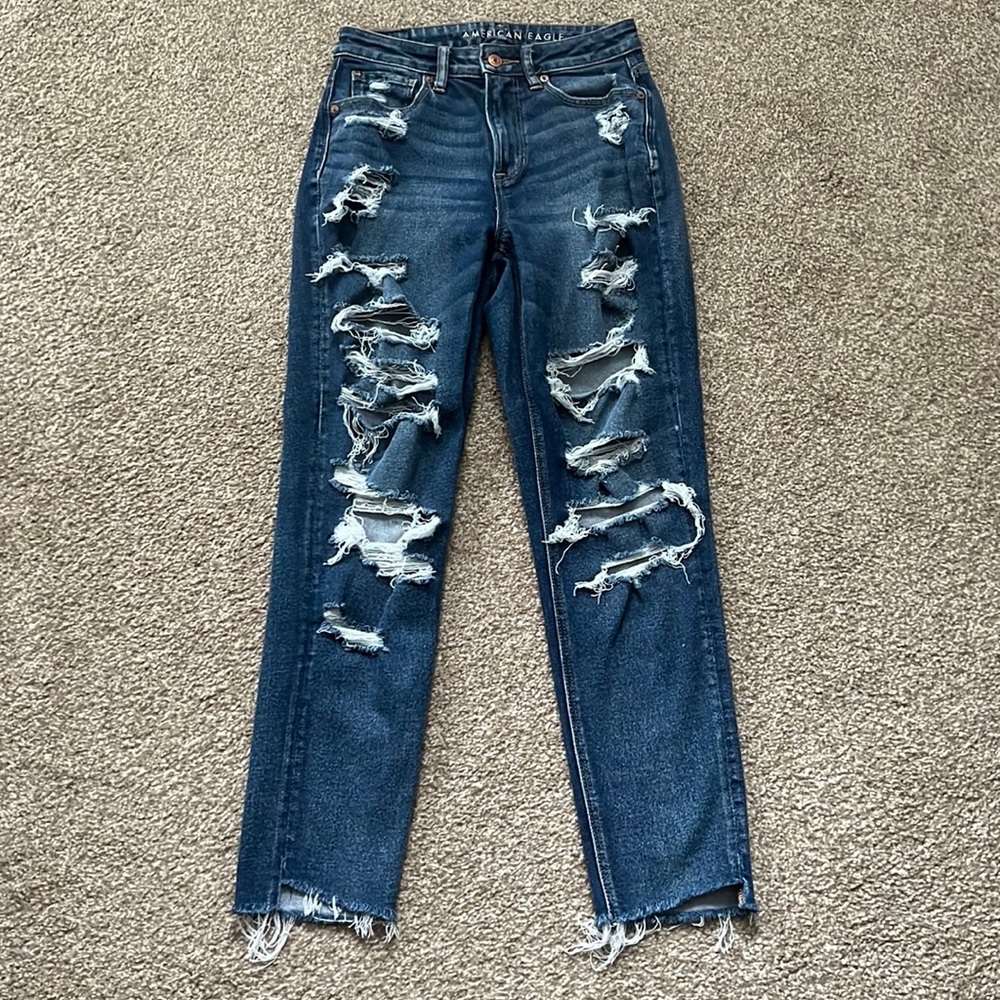 American Eagle ripped stretch Mom Jean in slasher blue  sz 2 Like new